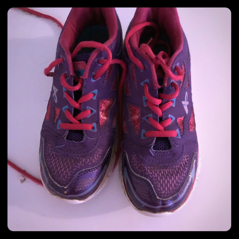 🎈Girls size 2 tennis shoes gently used